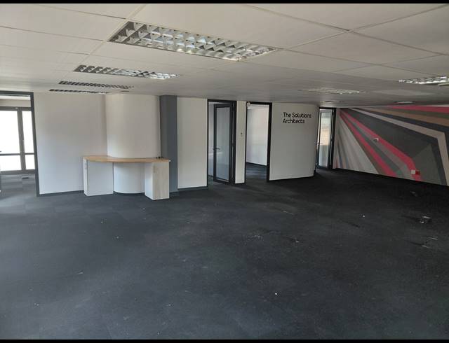 330M² OFFICE TO LET IN MAGALIESSIG